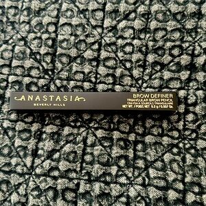 ANASTASIA BEVERLY HILLS. BROW DEFINER. TRIANGULAR BROW PENCIL. New in Box.